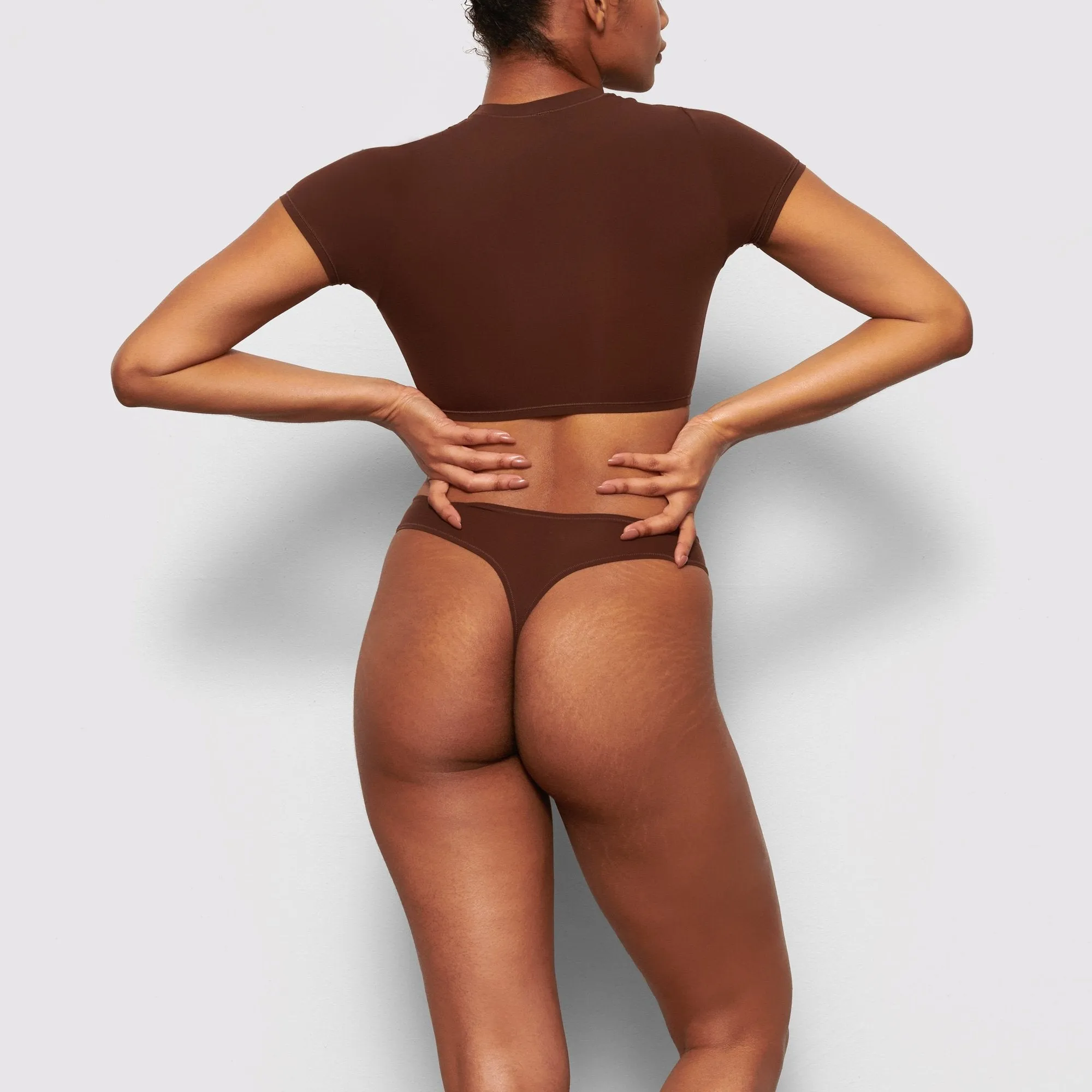 FITS EVERYBODY SUPER CROPPED T-SHIRT | COCOA