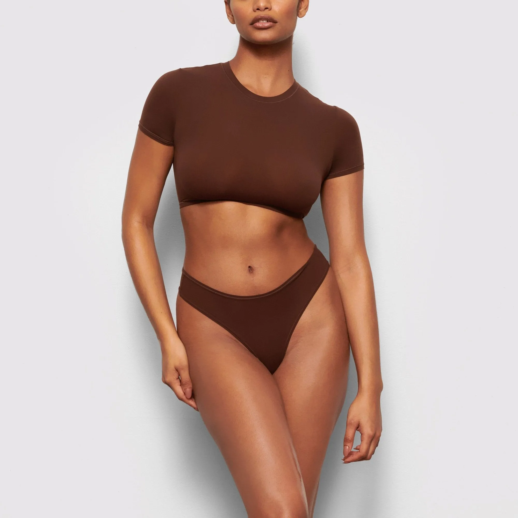 FITS EVERYBODY SUPER CROPPED T-SHIRT | COCOA